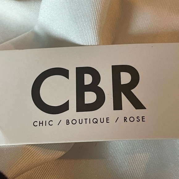 CBR CHIC/BOUTIQUE/ROSE White Top with Red and Black Bow w/ bee Design size XL - Picture 7 of 8